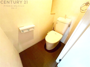 温水洗浄便座付トイレは温水洗浄機能により、暖かい水でおしりを洗浄することができ、冷たい水を使う従来の便座に比べ、温水洗浄機能で暖かいトイレを提供し、快適な使用を可能にします。