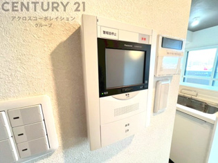 訪問者が来たときにテレビ画面で確認できるため、安心してドアを開けられます。録画機能があるものもあり、留守中に来訪者を記録しておくことができます。利便性が高く、セキュリティ面でも安心です