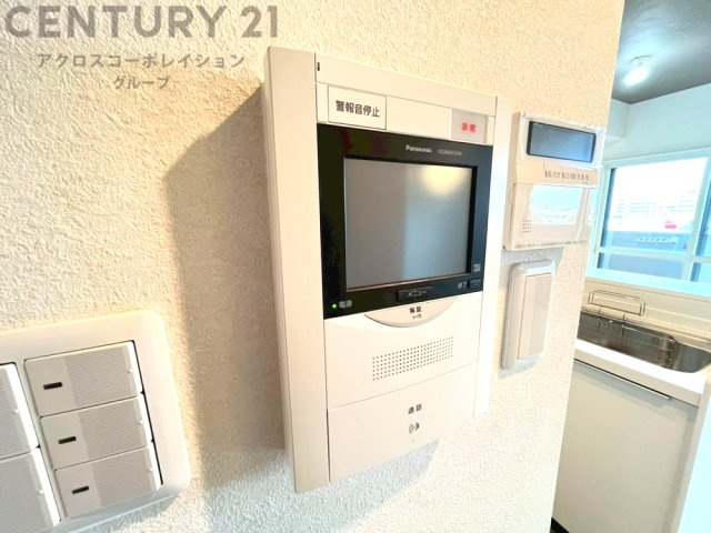 訪問者が来たときにテレビ画面で確認できるため、安心してドアを開けられます。録画機能があるものもあり、留守中に来訪者を記録しておくことができます。利便性が高く、セキュリティ面でも安心です