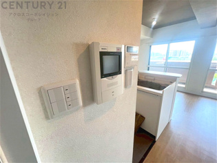 訪問者が来たときにテレビ画面で確認できるため、安心してドアを開けられます。録画機能があるものもあり、留守中に来訪者を記録しておくことができます。利便性が高く、セキュリティ面でも安心です