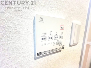 暖房機能があるため、冬場でも温かい浴室で入浴でき、乾燥機能があるため、水気を素早く取り除けます。また、換気機能があるため、湿気を素早く排出してカビや雑菌の発生を防ぐことができます。