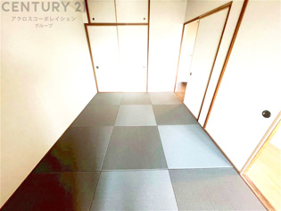 リビング横の和室スペースはリビングと続きで利用してもデザイン性のとれる洋風和室になります。やっぱり一室は欲しい和室は客間や小さなお子様の寝かせ付けなどにも便利です。