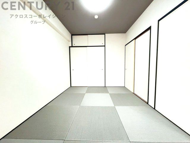 リビング横の和室スペースはリビングと続きで利用してもデザイン性のとれる洋風和室になります。やっぱり一室は欲しい和室は客間や小さなお子様の寝かせ付けなどにも便利です。