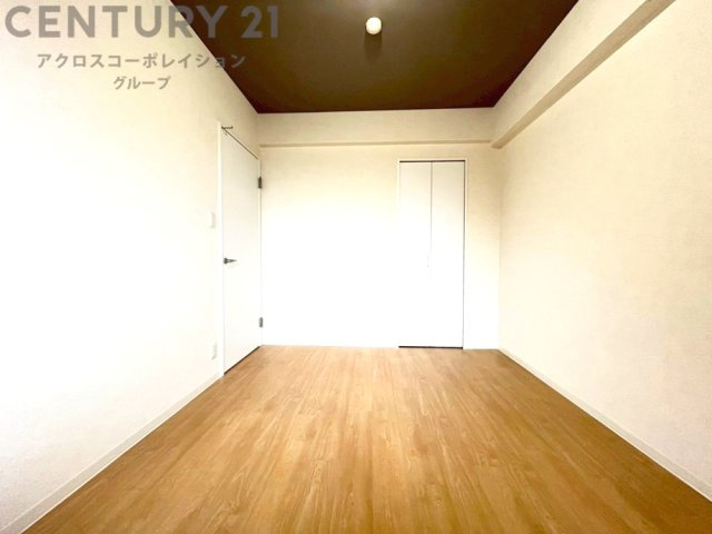 明るい色合いのフローリングとクロスを使用した洋室は家具やインテリアとも調和しやすく空間が広く感じられ開放感を生み出します。自然光を効果的に反射し、室内を明るく保つため、日中の照明使用を抑えられます。