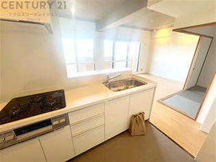 多数の調理器具を同時に使用でき、料理の効率化が可能。省エネで節約になり、様々な料理スタイルに適応できます。また、火力調整が独立しており、手入れや掃除もしやすく、今よりもっとお料理が楽しくなるかも。