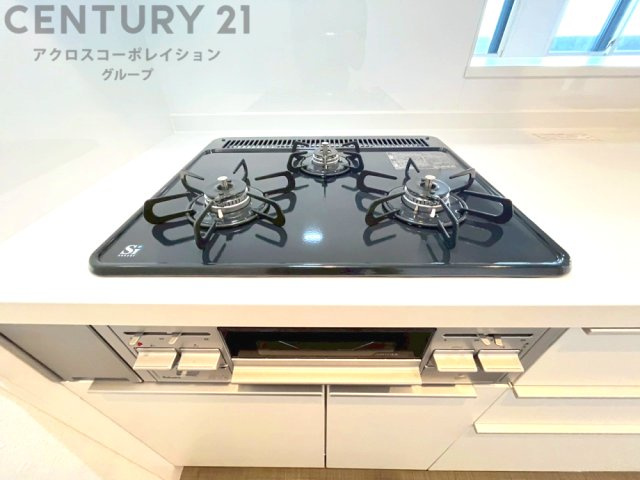 多数の調理器具を同時に使用でき、料理の効率化が可能。省エネで節約になり、様々な料理スタイルに適応できます。また、火力調整が独立しており、手入れや掃除もしやすく、今よりもっとお料理が楽しくなるかも。