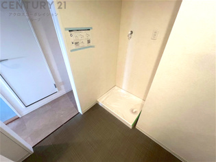 洗濯物の仕分け作業がしやすく、整理整頓が容易になります。洗濯音や湿気を他の部屋に持ち込まず、生活環境を快適に保ちます。上部を活用すれば収納スペースを確保でき洗剤や洗濯用品の整理もしやすくなります。