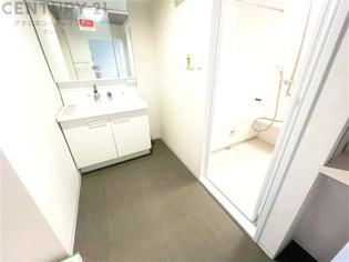 衣服の収納や脱ぎ着や整理整頓がしやすく、湿った衣類を乾燥させるスペースがありカビや臭いの発生を防ぎます。床の汚れを他の部屋に持ち込まず清潔を保つことができます。また快適な入浴環境の整備にも役立ちます。