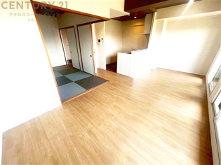 リビングダイニングは家族や友人とのコミュニケーションを楽しむ場所でくつろぎながら食事や会話を楽しめ、多目的に利用できリラックスできる空間です。家庭内の中心として機能し、快適な生活をサポートします。