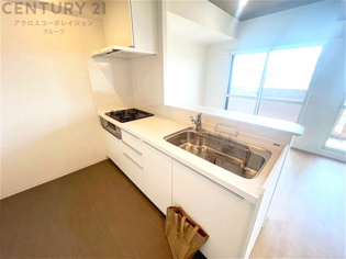 キッチン前のダイニングスペース　カウンターキッチンから料理の受け渡し等に便利です。ダイニングセットを置いても十分な広さを確保。