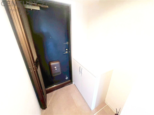 大きな玄関収納付きの玄関です　家族皆様の履物をしっかり収納できます
