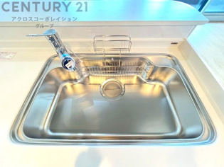 大きなシンクでお鍋などの大きな調理器具を洗う際にも便利です。
