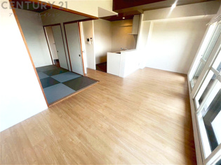 リビングダイニングは家族や友人とのコミュニケーションを楽しむ場所でくつろぎながら食事や会話を楽しめ、多目的に利用できリラックスできる空間です。家庭内の中心として機能し、快適な生活をサポートします。