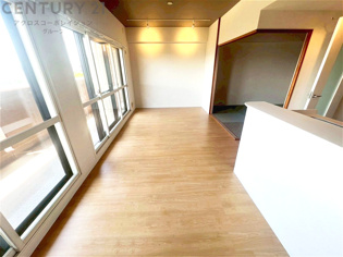 キッチン前のダイニングスペース　カウンターキッチンから料理の受け渡し等に便利です。ダイニングセットを置いても十分な広さを確保。