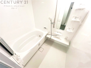 ユニットバスは省スペースでありながら、シンプルな設計と使いやすさを備え、簡便なメンテナンスが可能です。またミラー・小物置き場もあり便利です。