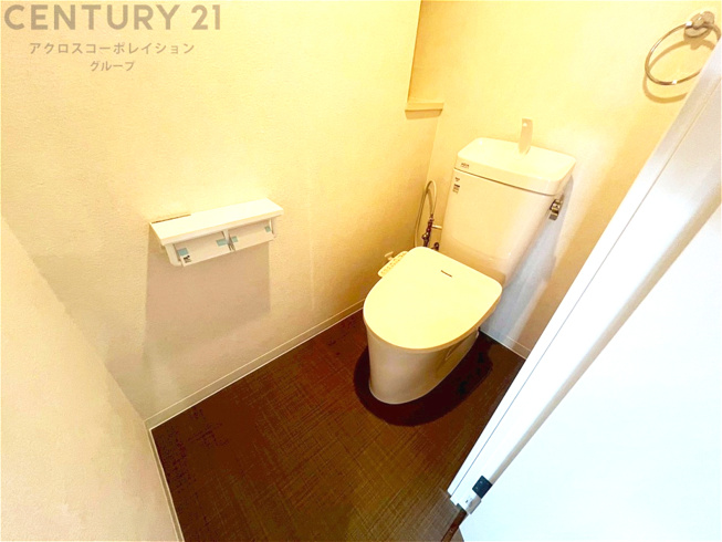 温水洗浄便座付トイレは温水洗浄機能により、暖かい水でおしりを洗浄することができ、冷たい水を使う従来の便座に比べ、温水洗浄機能で暖かいトイレを提供し、快適な使用を可能にします。