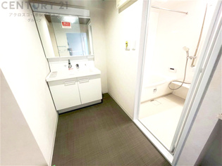 化粧品や洗顔料、歯ブラシなどの必需品をまとめて置ける収納スペースがあり、使用するたびに取り出す手間が省けます。また、水回りのため、濡れても大丈夫な素材が使用されており、お手入れが簡単です。