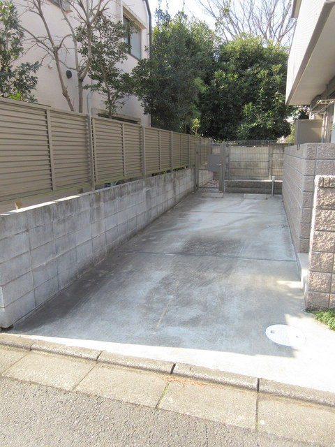 メゾン文理台の駐車場