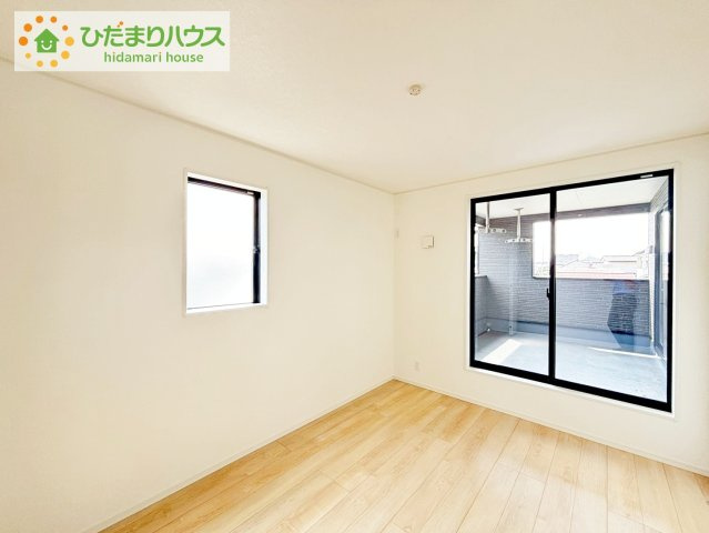 那珂市瓜連第12　新築戸建の寝室|バルコニーに面していて、たっぷり光りの入る明るい主寝室です！