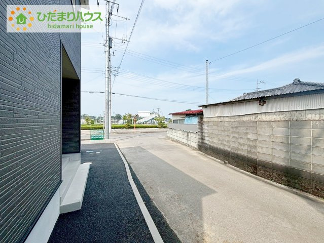 那珂市瓜連第12　新築戸建の前面道路含む現地写真|角地につき車の出し入れもラクラクです☆