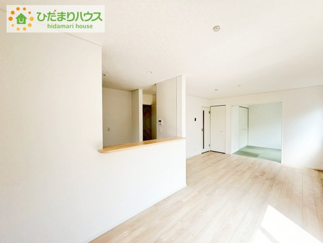 那珂市瓜連第12　新築戸建の居間・リビング|リビング大きな窓からは、暖かな日の光が降り注ぎます・・・