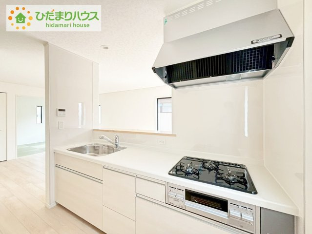 那珂市瓜連第12　新築戸建のキッチン|コンロは嬉しい3口コンロ！シンクはつなぎ目なしでお掃除も簡単です♪