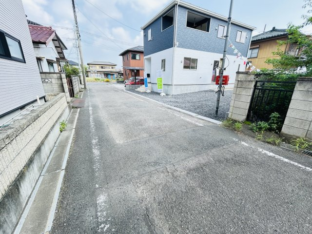 新築　伊勢崎市柴町第3　クレイドルガーデン　1号棟の前面道路含む現地写真|現地写真　南側接道幅員約4.9ｍ
