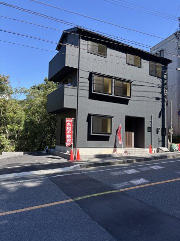 広島市佐伯区八幡東４丁目　新築一戸建ての前面道路含む現地写真