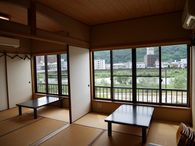 津山市吹屋町　アイ・ふきや貸店舗（飲食店居抜き物件）の内装|２階座敷（吉井川の景色がきれいです）