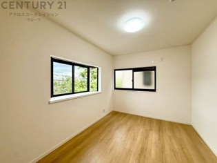 子供部屋…創造性や成長を促す遊びの空間を提供。学習や趣味に集中できる環境を整えます。個別のプライベートスペースは自己表現と自立心を育み、心地よい睡眠環境を整えリラックスできる場所を提供。