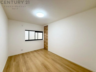 寝室…リラックスできるプライベート空間で、快適な睡眠をサポート。個人の好みに合わせたインテリアや寝具で心地良さを追求。プライベートな時間を過ごし、リフレッシュする場所におすすめです。