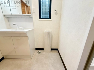 洗濯物の仕分け作業がしやすく、整理整頓が容易になります。洗濯音や湿気を他の部屋に持ち込まず、生活環境を快適に保ちます。上部を活用すれば収納スペースを確保でき洗剤や洗濯用品の整理もしやすくなります。