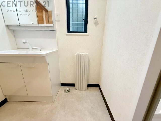 洗濯物の仕分け作業がしやすく、整理整頓が容易になります。洗濯音や湿気を他の部屋に持ち込まず、生活環境を快適に保ちます。上部を活用すれば収納スペースを確保でき洗剤や洗濯用品の整理もしやすくなります。