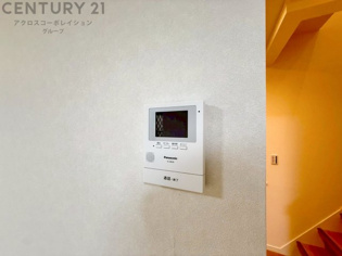 訪問者が来たときにテレビ画面で確認できるため、安心してドアを開けられます。録画機能があるものもあり、留守中に来訪者を記録しておくことができます。利便性が高く、セキュリティ面でも安心です。