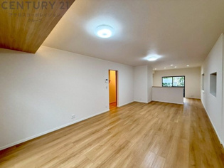 リビングダイニングは家族や友人とのコミュニケーションを楽しむ場所でくつろぎながら食事や会話を楽しめ、多目的に利用できリラックスできる空間です。家庭内の中心として機能し、快適な生活をサポートします。