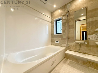 気密性と断熱性に優れ、外気の影響を受けにくく、浴室内の温度を一定に保ちやすいです。特に冬場は、暖房効率が高まり、快適なバスタイムを過ごせます。