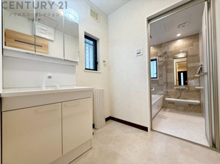 衣服の収納や脱ぎ着や整理整頓がしやすく、湿った衣類を乾燥させるスペースがありカビや臭いの発生を防ぎます。床の汚れを他の部屋に持ち込まず清潔を保つことができます。また快適な入浴環境の整備にも役立ちます。