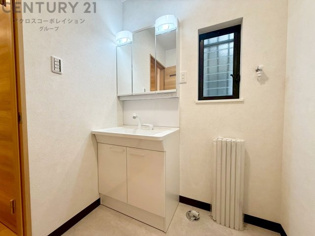 化粧品や洗顔料、歯ブラシなどの必需品をまとめて置ける収納スペースがあり、使用するたびに取り出す手間が省けます。また、水回りのため、濡れても大丈夫な素材が使用されており、お手入れが簡単です。