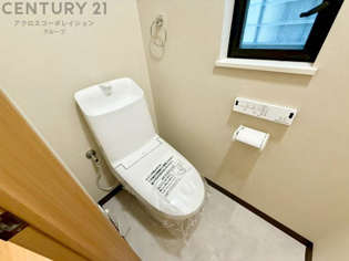 温水洗浄便座付トイレは温水洗浄機能により、暖かい水でおしりを洗浄することができ、冷たい水を使う従来の便座に比べ、温水洗浄機能で暖かいトイレを提供し、快適な使用を可能にします。