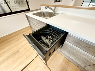 食器洗浄乾燥機は手洗いに比べて時間や労力を節約できます。また、高温のお湯で洗浄されるため、雑菌や細菌を殺菌する効果もあります。さらに、乾燥機能があるため、手で拭く手間も省け衛生的に保管できます。