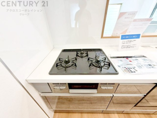 多数の調理器具を同時に使用でき、料理の効率化が可能。省エネで節約になり、様々な料理スタイルに適応できます。また、火力調整が独立しており、手入れや掃除もしやすく、今よりもっとお料理が楽しくなるかも。