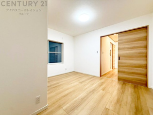 寝室…リラックスできるプライベート空間で、快適な睡眠をサポート。個人の好みに合わせたインテリアや寝具で心地良さを追求。プライベートな時間を過ごし、リフレッシュする場所におすすめです。