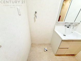 洗濯物の仕分け作業がしやすく、整理整頓が容易になります。洗濯音や湿気を他の部屋に持ち込まず、生活環境を快適に保ちます。上部を活用すれば収納スペースを確保でき洗剤や洗濯用品の整理もしやすくなります。