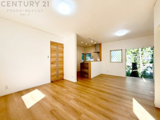 リビングダイニングは家族や友人とのコミュニケーションを楽しむ場所でくつろぎながら食事や会話を楽しめ、多目的に利用できリラックスできる空間です。家庭内の中心として機能し、快適な生活をサポートします。