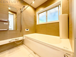 気密性と断熱性に優れ、外気の影響を受けにくく、浴室内の温度を一定に保ちやすいです。特に冬場は、暖房効率が高まり、快適なバスタイムを過ごせます。