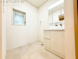 洗濯物の仕分け作業がしやすく、整理整頓が容易になります。洗濯音や湿気を他の部屋に持ち込まず、生活環境を快適に保ちます。上部を活用すれば収納スペースを確保でき洗剤や洗濯用品の整理もしやすくなります。