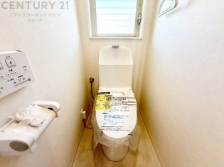 温水洗浄便座付トイレは温水洗浄機能により、暖かい水でおしりを洗浄することができ、冷たい水を使う従来の便座に比べ、温水洗浄機能で暖かいトイレを提供し、快適な使用を可能にします。