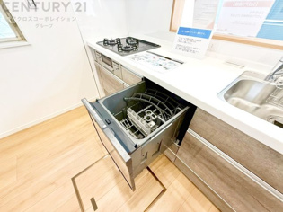 食器洗浄乾燥機は手洗いに比べて時間や労力を節約できます。また、高温のお湯で洗浄されるため、雑菌や細菌を殺菌する効果もあります。さらに、乾燥機能があるため、手で拭く手間も省け衛生的に保管できます。