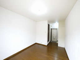 落ち着いた色調の居間