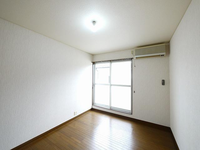ふぁみーゆ音無の寝室|広くて明るい寝室